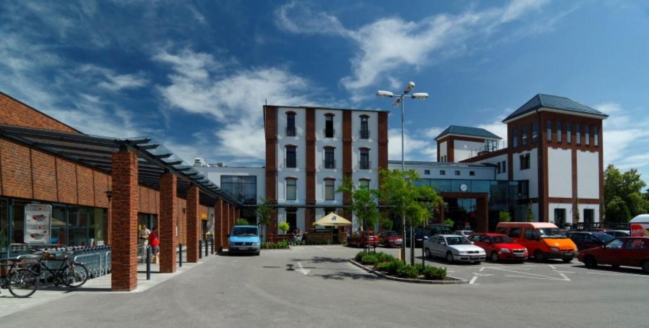 Arena Hotel Samorin Exterior foto